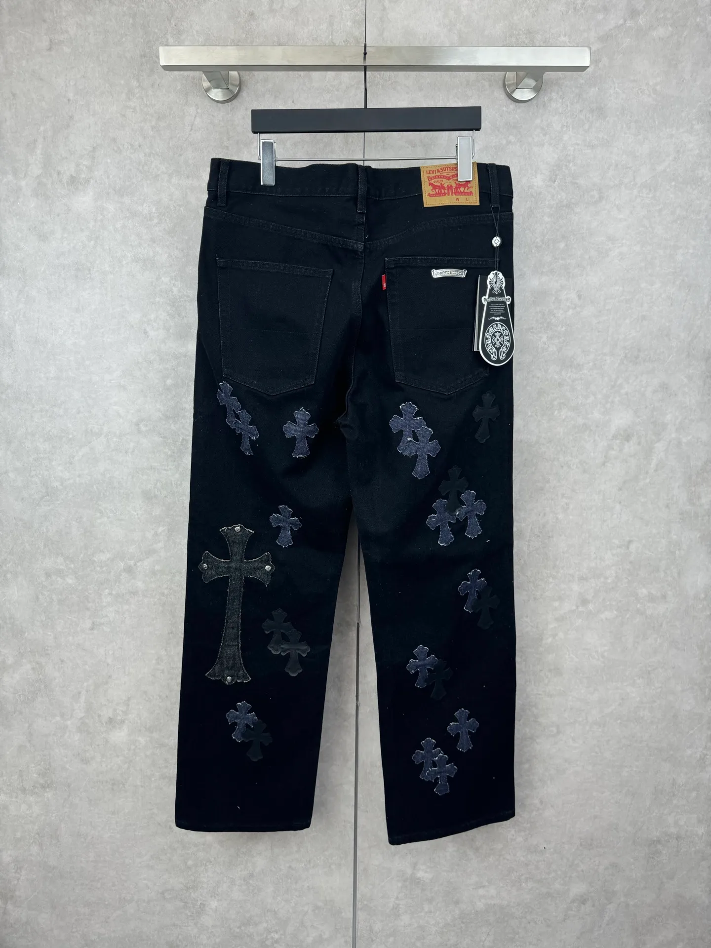 P750 Chrome Heart CH hardware washed and spliced ​​cow king jeans Size: 30/32/34/36/38 Use genuine levis502 as the base plate. Purchase the original version at 5W. Heavy washing, frayed and distressed, customized cowhide cross. After dyeing, it will be fixed and will not fade. Full right-angle fit and hand-cranked embroidery threading, a total of 5 small silver nails on the whole body, 1 silver medal and 5 Cross Scout flower buttons. The silver content is 85%. It is not made of 925 silver because the silver content is too high and it will easily turn black and oxidize, which affects the appearance. The printing adopts the garment screen water slurry printing process.